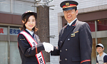 草加駅一日駅長 委嘱状就任式での井上綾夏さん。