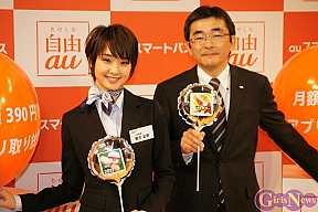 剛力彩芽(左)・高橋誠KDDI代表取締役執行専務