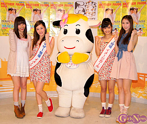 左から藤江れいな(AKB48)・ALISA(ラッキーカラーズ)・マーモママ・MIINA(ラッキーカラーズ)・近野莉菜(AKB48)