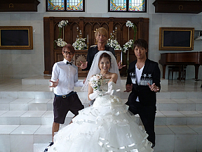 ソナーポケットのMVで純白のウェディングドレスを披露するAKB48 宮澤佐江(中央)