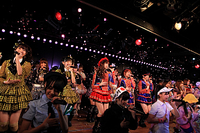 AKB48劇場8周年特別記念公演より (C)AKS