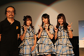 SKE48と石原真監督 (C)2015「DOCUMENTARY of SKE48」製作委員会
