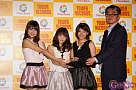 左からKaede・Nao☆・Megu・タワーレコード嶺脇社長