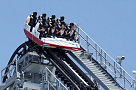 富士急ハイランドの新コースター「高飛車」に乗るSKE48のメンバー (C) FUJIKYUKO
