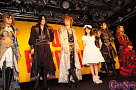 左から TERU・MASASHI・KAMIJO・小池里奈・YUKI・HIZAKI