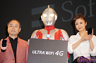 左から孫正義社長・ウルトラマン・上戸彩
