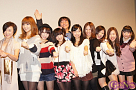前列左から星光子、野呂佳代、浅倉結希、小桃音まい、伊倉愛美、高城樹衣、山本麻貴、阿衣華、巴奎依、後列・河崎実監督