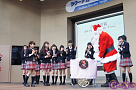 サンタさんの登場に喜ぶ さくら学院のメンバー