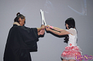 殺陣を披露する高田志織