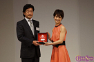 ベストキャラクター賞のトロフィーが贈られる剛力彩芽(右)