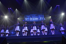 『「思い出せる君たちへ」～AKB48全グループ公演～』初日より (C) AKS