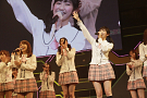 『「思い出せる君たちへ」～AKB48全グループ公演～』初日より (C) AKS