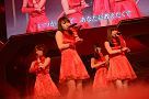 『「思い出せる君たちへ」～AKB48全グループ公演～』初日より (C) AKS