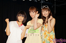 左から浅川梨奈(e-Street TOKYO)・秋山莉奈・中村知世