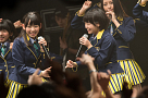 HKT48「メロンジュース」MV 宮脇咲良(左)と朝長美桜(右) (C)AKS