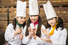 さくら学院クッキング部ミニパティ(左から 菊地最愛、田口華、水野由結)