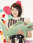 ワニのカリントウのぬいぐるみを持って笑顔を見せる能年玲奈
