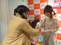 ファンと交流する西川瑞希(右)