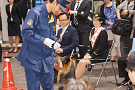 警察犬の訓練を視察する吉本実憂