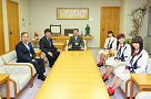 篠田昭市長らと懇談するメンバーたち。(c)AKS