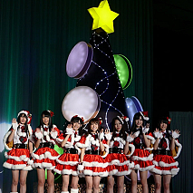 AKB48巨大マカロンケーキに点灯