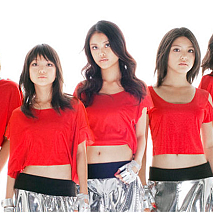 左から 佐武宇綺・村田寛奈・吉井香奈恵・川島海荷・西脇彩華