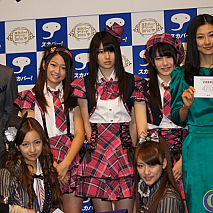 前列左から板野友美・高橋みなみ、後列左から島田晴香・森杏奈・横山由依・菊川怜