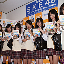 左から出口陽・加藤智子・高柳明音・佐藤聖羅・大矢真那・阿比留李帆・平田璃香子