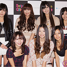 後列左から宮崎美穂・仁藤萌乃・佐藤すみれ・石田晴香、前列左から桃瀬美咲・足立梨花・小島瑠璃子