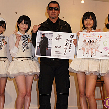 左から 小川紗季・前田憂佳・蝶野正洋・和田彩花・福田花音