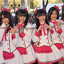 渡り廊下走り隊7 左から小森美果・平嶋夏海・多田愛佳・渡辺麻友・仲川遥香・菊地あやか・岩佐美咲