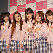 左から小嶋陽菜・渡辺麻友・板野友美・前田敦子・高橋みなみ・大島優子・篠田麻里子