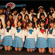 前列左からTokyo Cheer2 Party(平井杏奈・澤美帆・中西悠綺・須永留奈・澤翔子・大津美咲)。中列左からバニラビーンズ(レナ・リサ)、THE ポッシボー(諸塚香奈実・岡田ロビン翔子・橋本愛奈)、AeLL.(西恵利香・篠崎愛・石條遥梨・鷹那空実)。後列左から腐男塾(赤園虎次郎)、小桃音まい、制服向上委員会(京本百加・宮野愛沙・小川杏奈・香取優花・斎藤美輝)。