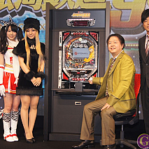 左から平田璃香子・高田志織・古川愛李・タケカワユキヒデ・陣内智則