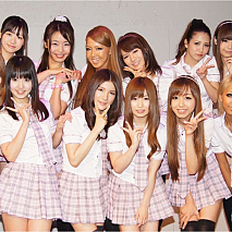 OFA☆21 左上から有村千佳・しずく・まりか・長谷川聖那・野中あんり・友田彩也香・長谷川しずく、左下から仁科百華・朝倉ことみ・早乙女ルイ・成瀬心美・星崎アンリ・泉麻耶・橘ひなた