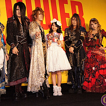 左から TERU・MASASHI・KAMIJO・小池里奈・YUKI・HIZAKI
