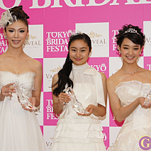 左から森理世・忽那汐里・剛力彩芽