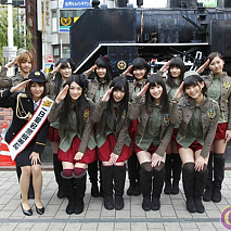 愛宕警察署の「110番の日」のイベントに登場したアイドリング!!!のメンバー (C) ポニーキャニオン