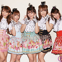 me-me(ミーム) 左から 桜ここみ・成瀬心美・めぐり・神咲詩織・Maika