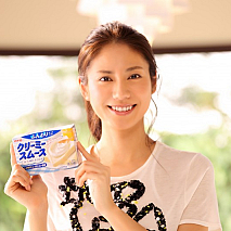 「クリーミースム～ス」の新CMに出演している松下奈緒