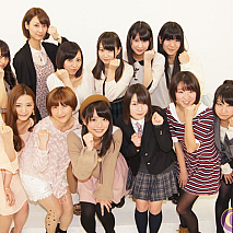 舞台「入学金無料! 授業料無料! 私立グリグリ学園」制作発表　左上から岩咲桂・八木静里菜・北山亜莉沙・橋本ゆりあ・井出夏葵・有里彩、左下から杉ありさ・高田あゆみ・内田理央・飯田ゆか・山田美緒・森本望美