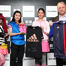 左からきゃりーぱみゅぱみゅ・村上佳菜子選手・武井咲・ザッケローニ監督 (C) アディダス ジャパン