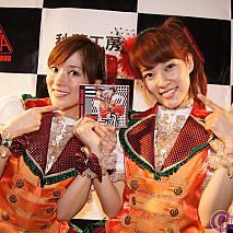 ナツアキ　亜希子(左)・奈津子(右)