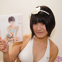 DVDで着用した白ビキニ姿で登場した内山薫さん