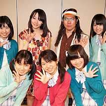 左上から 森朱里・橋本美香・掟ポルシェ(ゲスト)・香取優花、左下から清水花梨・小川杏奈・宮野愛沙