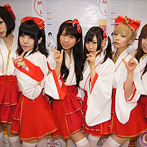 でんぱ組.inc 左から 夢眠ねむ・相沢梨紗・古川未鈴・藤咲彩音・最上もが・成瀬瑛美