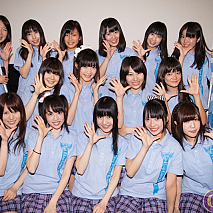 フラップガールズスクール 集合写真 上段左から佐藤里南・市川未来・田島菜津・近藤真由・鈴木千尋・高村彩夏、中段左から飯田敏美・遠藤香南・高野千絵・佐藤麻衣、下段左から豊田瀬里奈・佐藤柚香・小野亜由美・青山玲奈・菊池優香