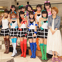 モーニング娘。（後列左より譜久村聖・鈴木香音・生田衣梨奈・工藤遥・道重さゆみ、前列左より飯窪春菜・田中れいな・鞘師里保・石田亜佑美・佐藤優樹）と中澤裕子