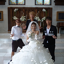 ソナーポケットのMVで純白のウェディングドレスを披露するAKB48 宮澤佐江(中央)