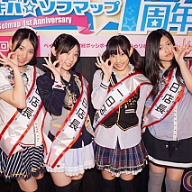 ソフマップのポーズで笑顔を見せるドロシーリトルハッピー